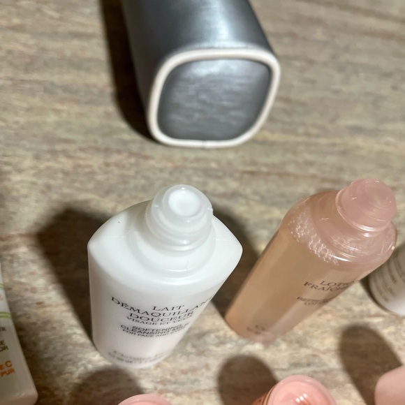 New Christian Dior 4-piece skincare bundle set with cosmetic bag - Picture 8 of 16